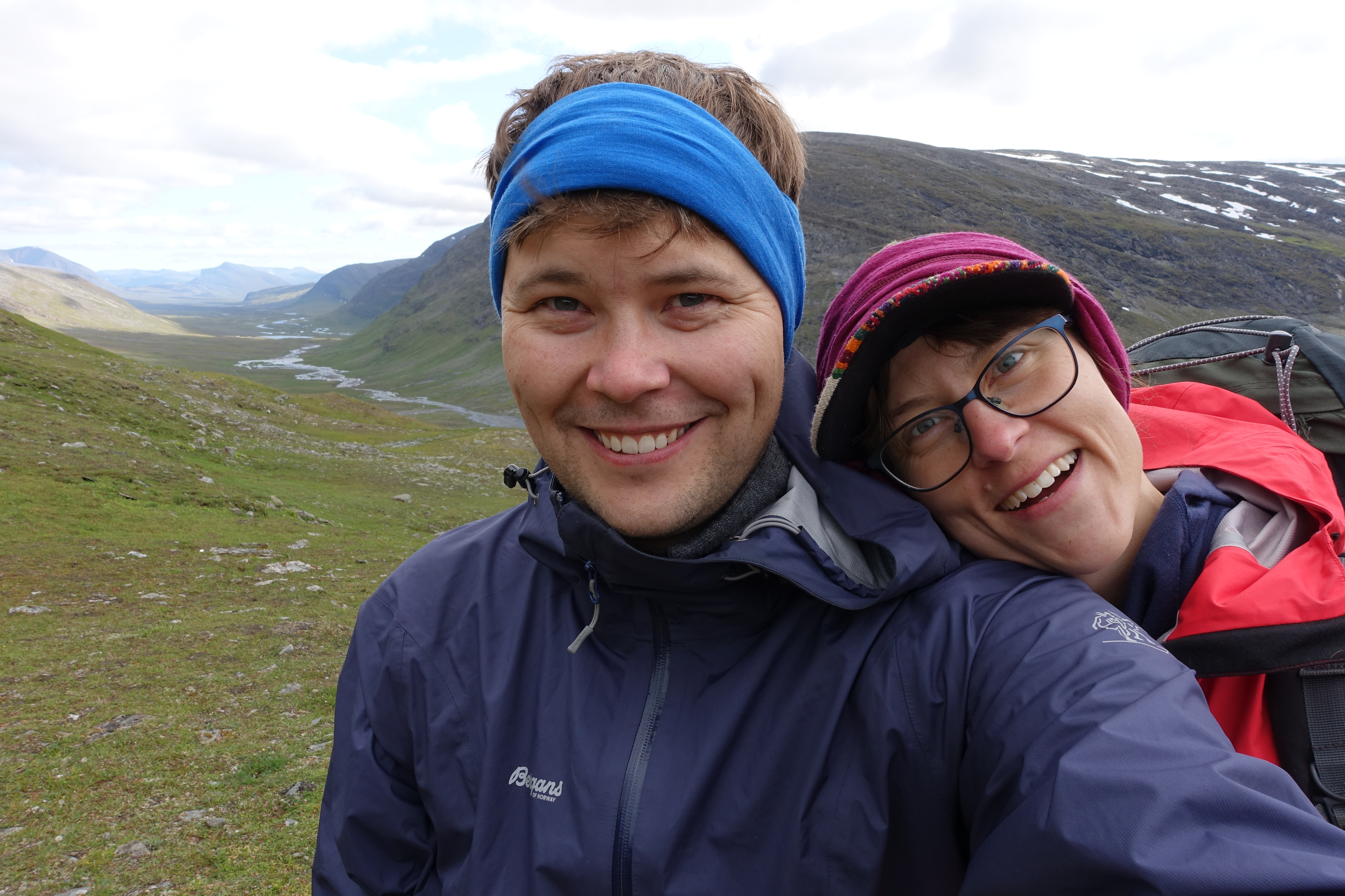 Två glada människor på tur