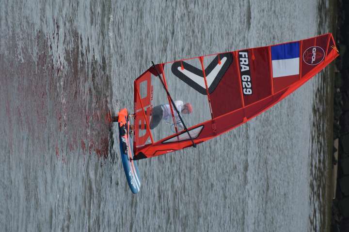 Vindsurfare på väg mot start