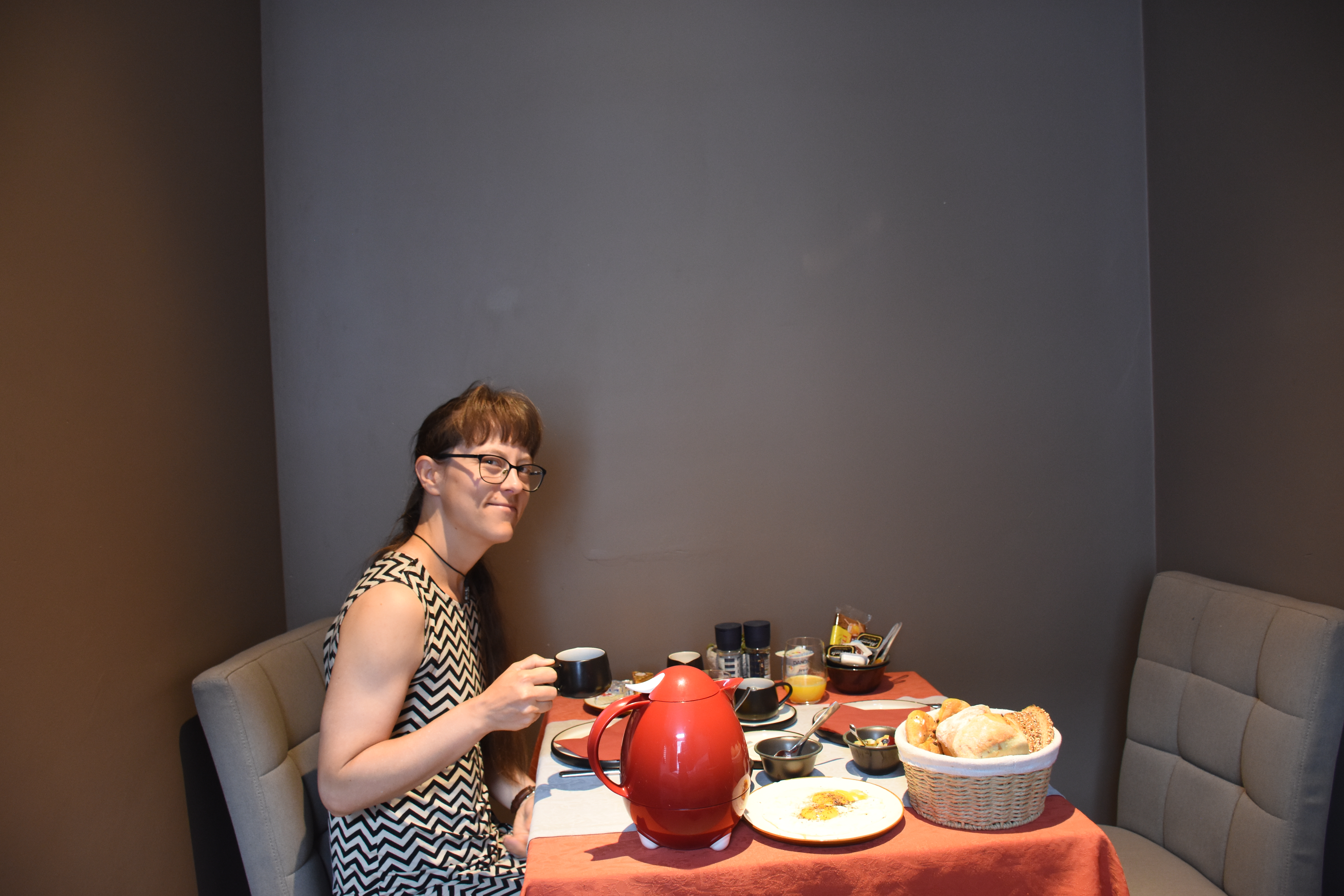 Malin vid frukostbordet i Brugge