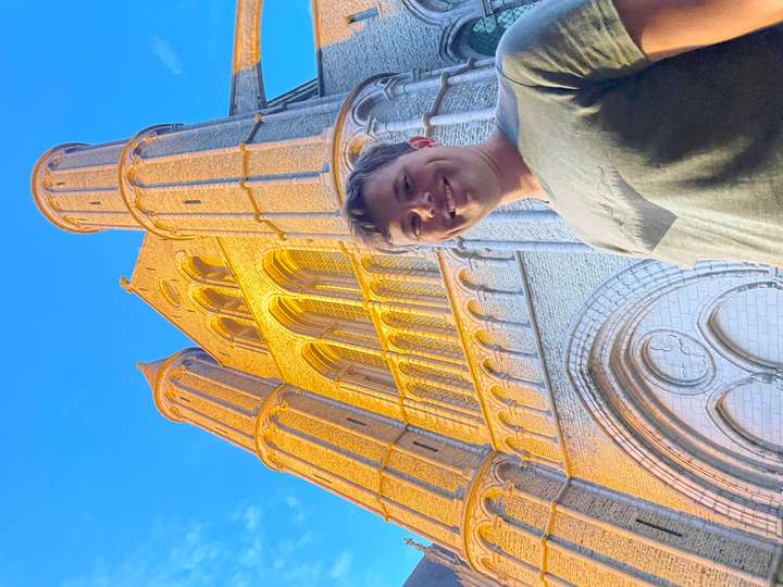 Kim framför en Kyrka i Brugge