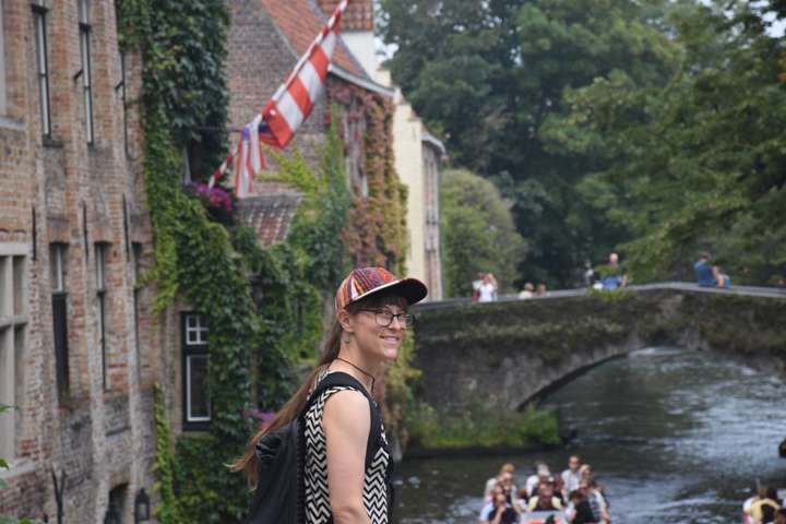 Malin på en bro i Brugge