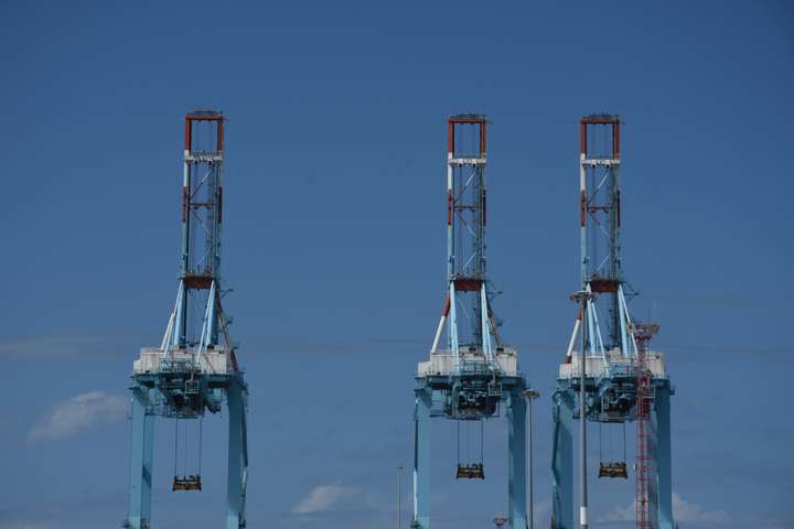 Vilande containerkranar i Zeebrugge